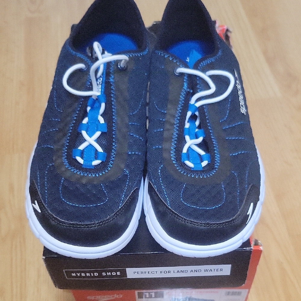Speedo Black and Blue Athletic Shoes with Classic Sporty Design